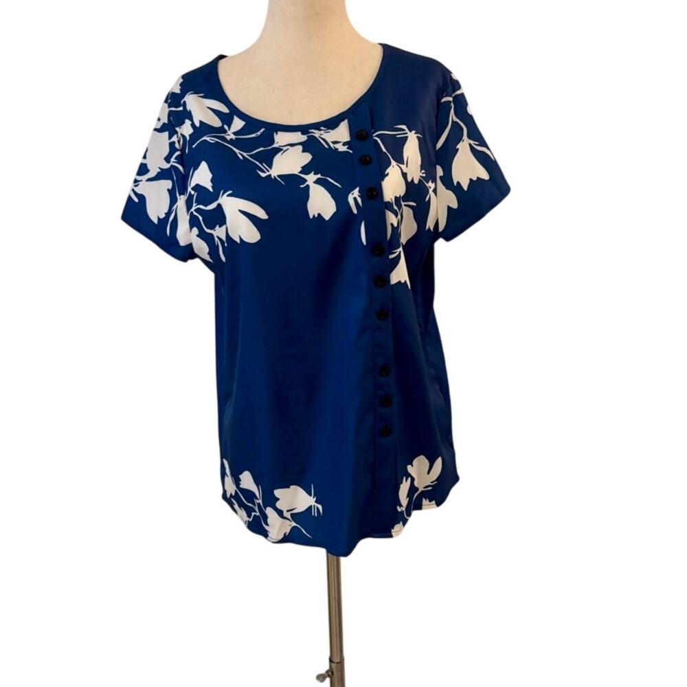 Emery Rose Medium Blue & White Floral short sleeve top